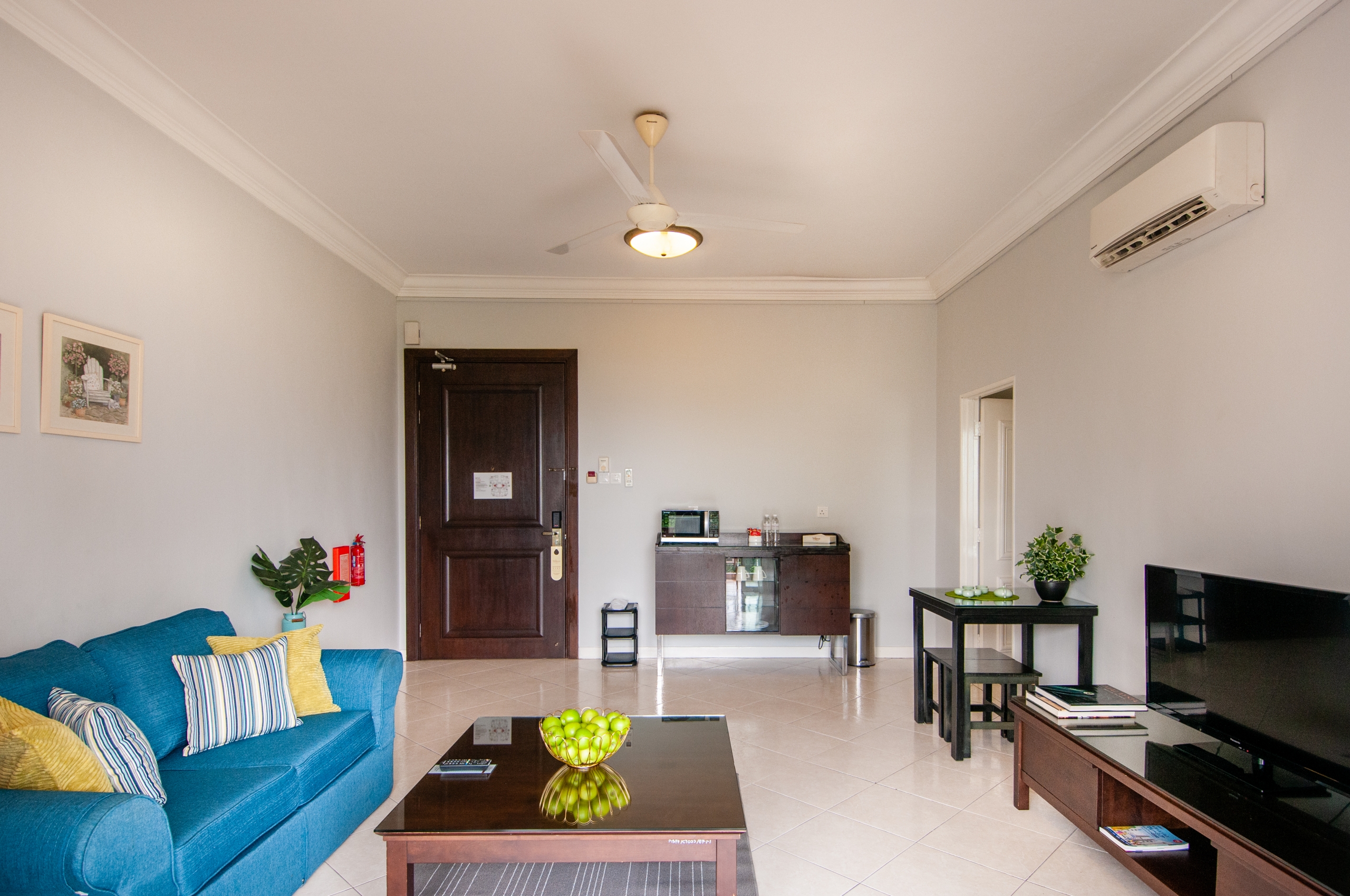 1BR_living 04